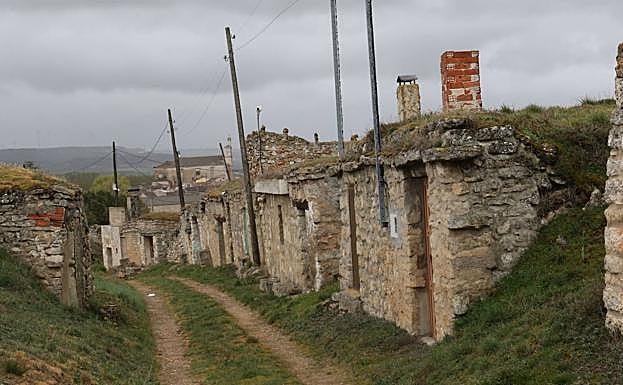 Calle entre las bodegas en Torquemada. 