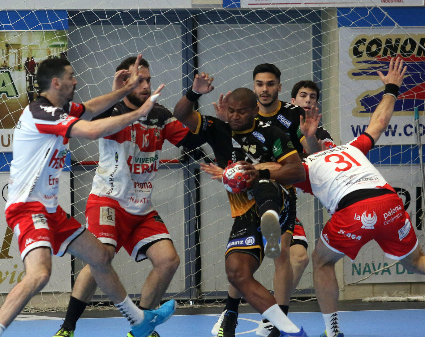 Partido de la Liga Asobal entre el Balonmano Nava y Puente Genil 