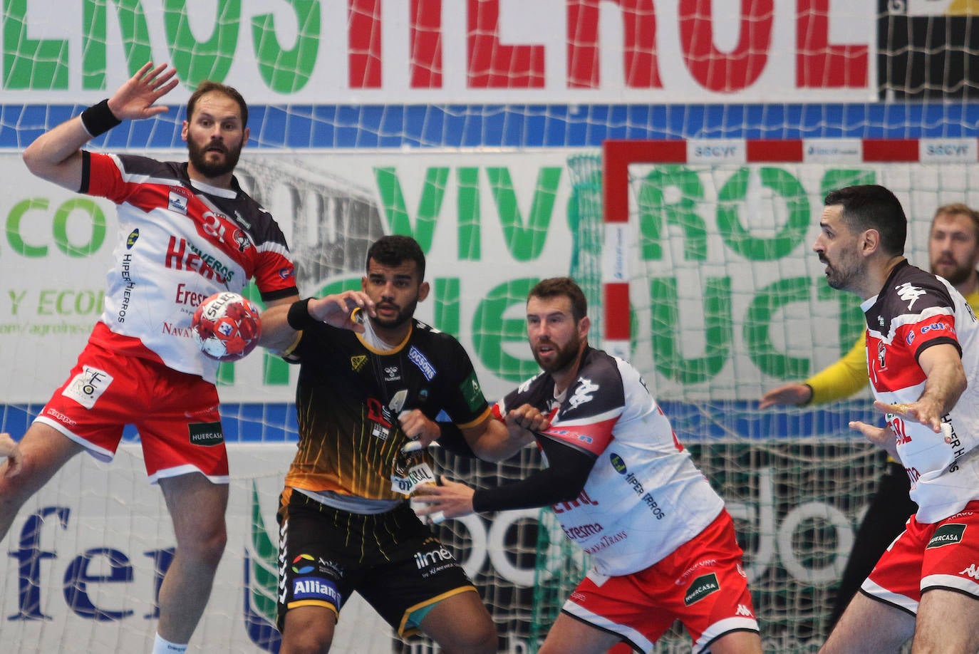 Partido de la Liga Asobal entre el Balonmano Nava y Puente Genil 