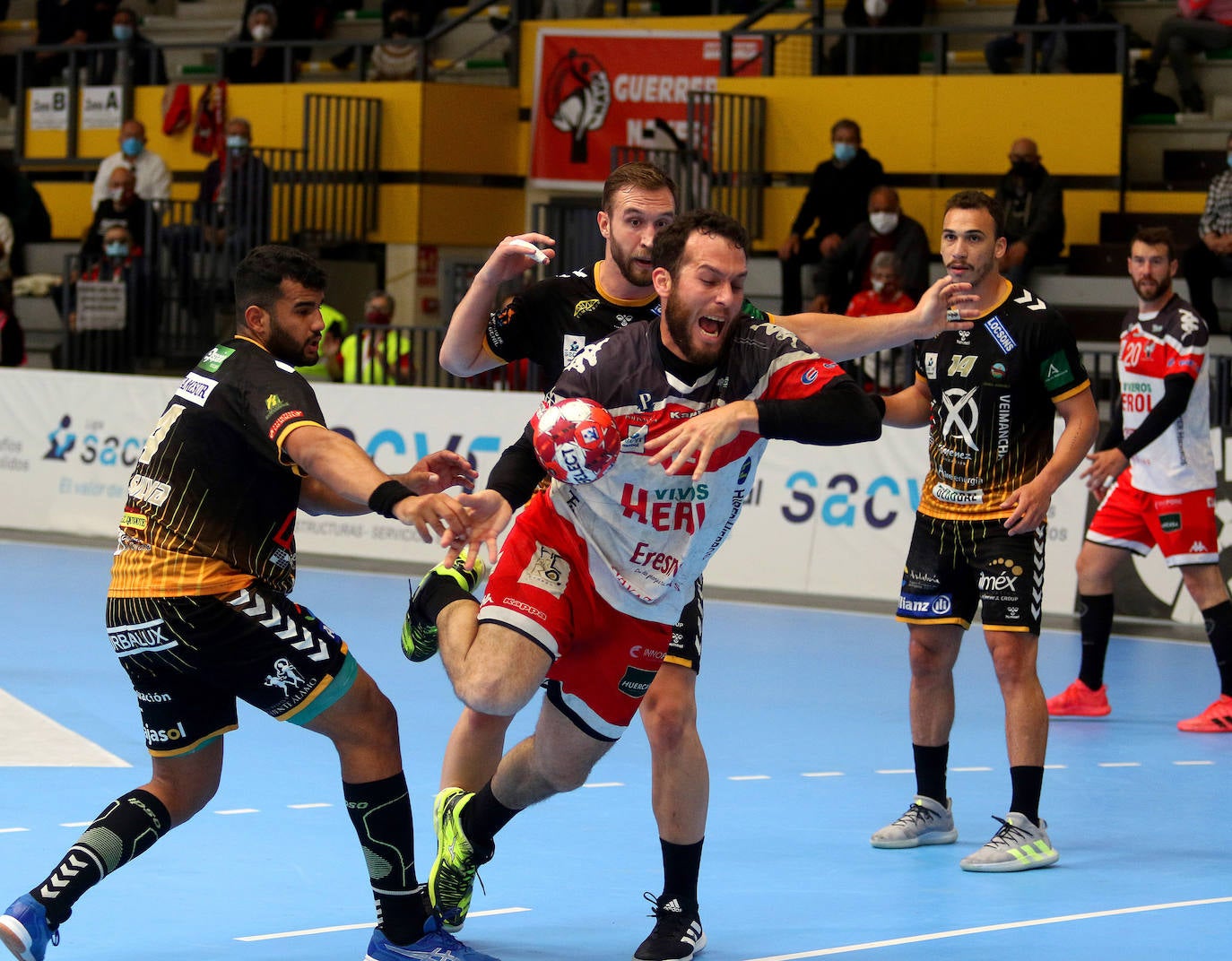 Partido de la Liga Asobal entre el Balonmano Nava y Puente Genil 