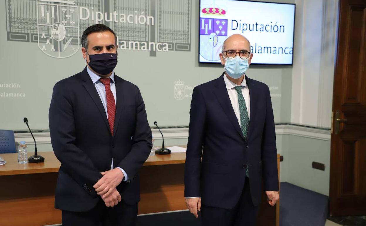 Javier Iglesias (dcha.) y Antonio Agustín Labrador (izda.) presentaron la nueva Estrategia de Empleo.