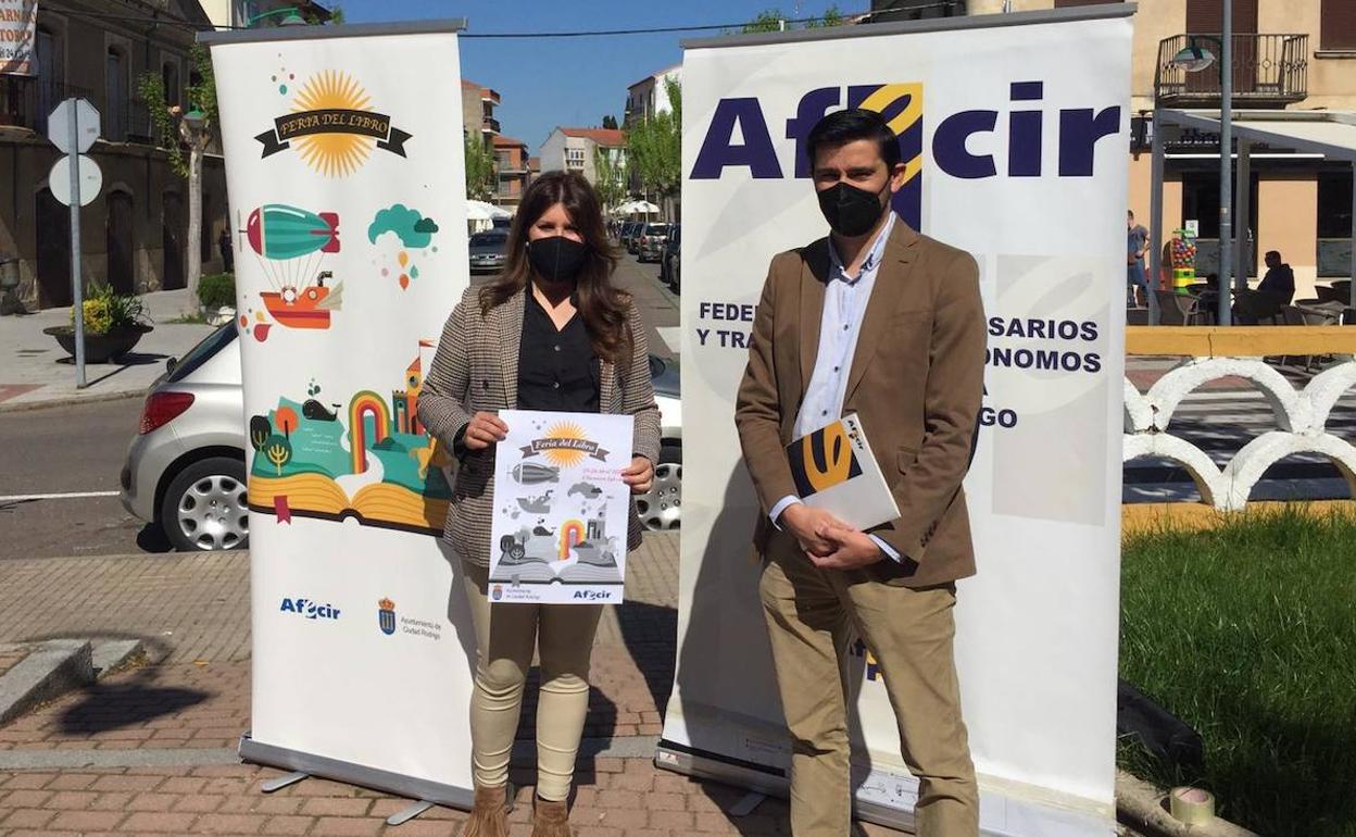 La edil Vanesa Muriel junto al presidente de Afecir, Buenaventura Montero.