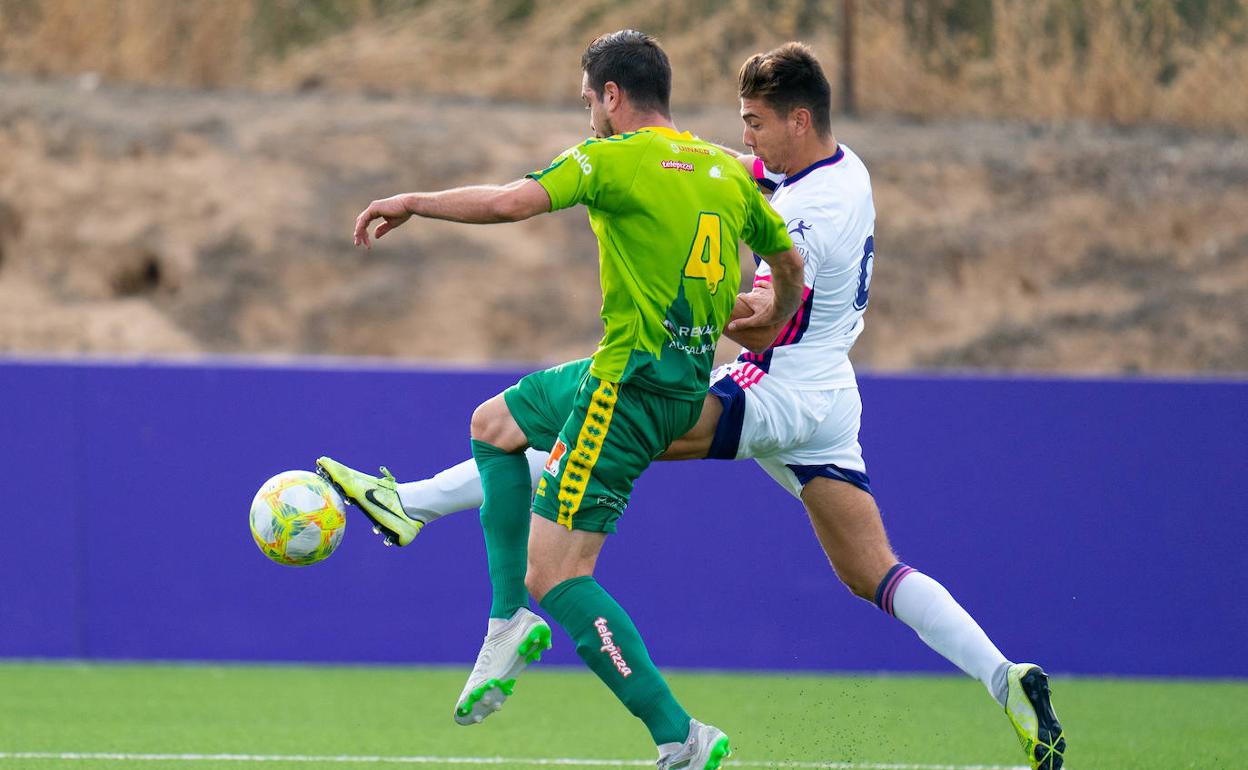 Ramiro Mayor trata de frenar a un rival del Valladolid Promesas en el amistoso de pretemporada del pasado verano. 