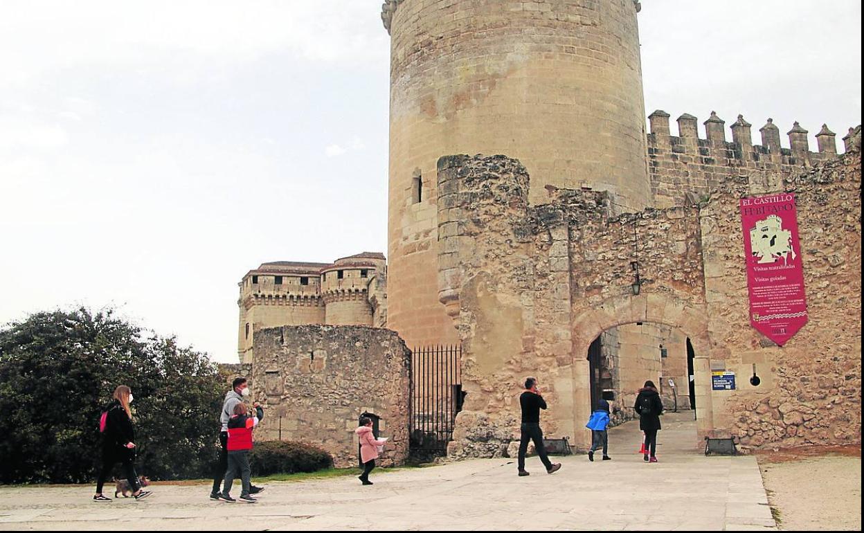 Turistas entran a visitar el castillo de Cuéllar, la pasada Semana Santa. 