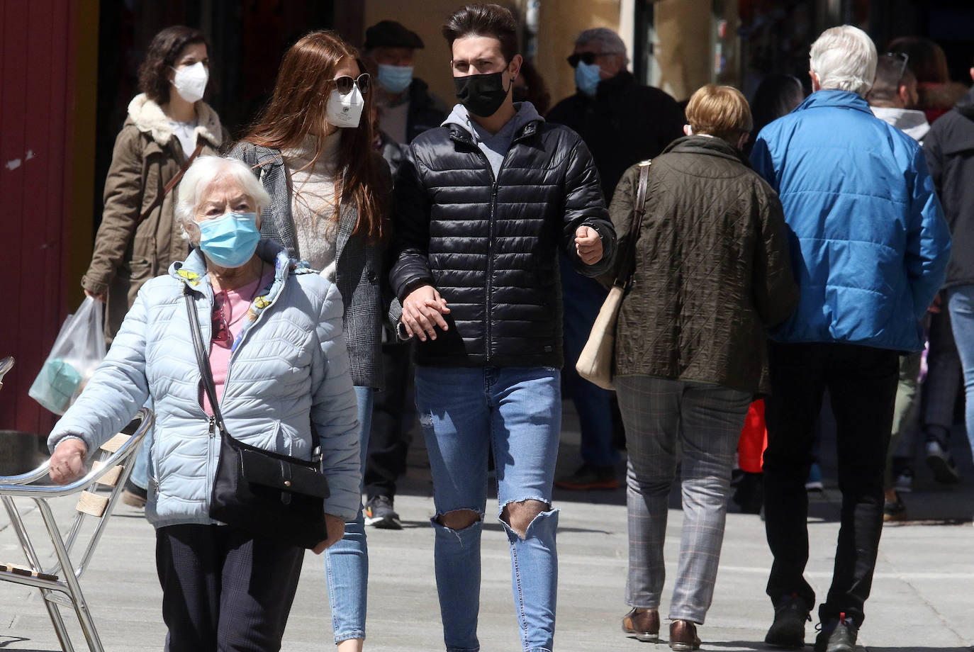 Ambiente y terraceo en el vermú del domingo en Segovia 