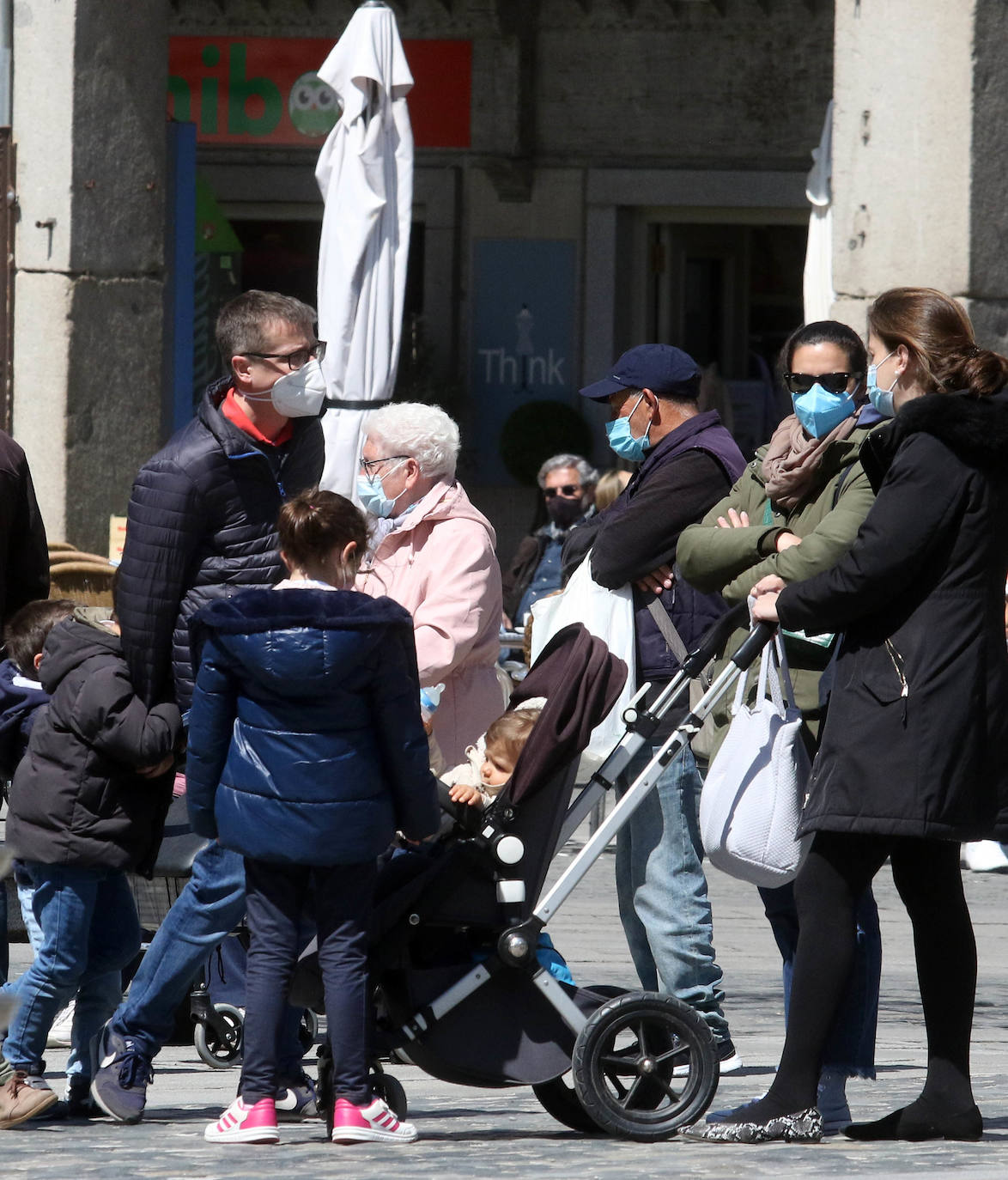 Ambiente y terraceo en el vermú del domingo en Segovia 