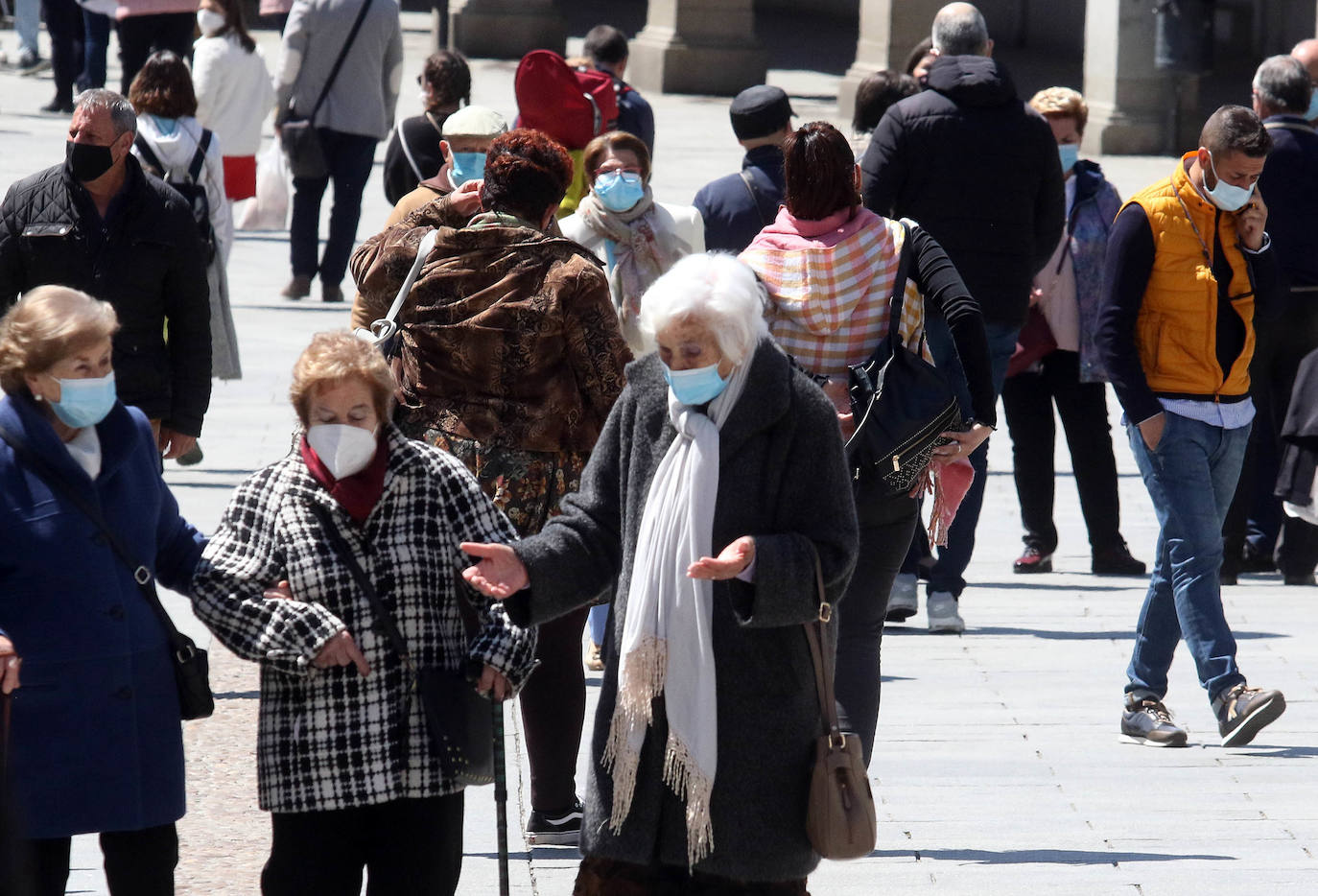 Ambiente y terraceo en el vermú del domingo en Segovia 