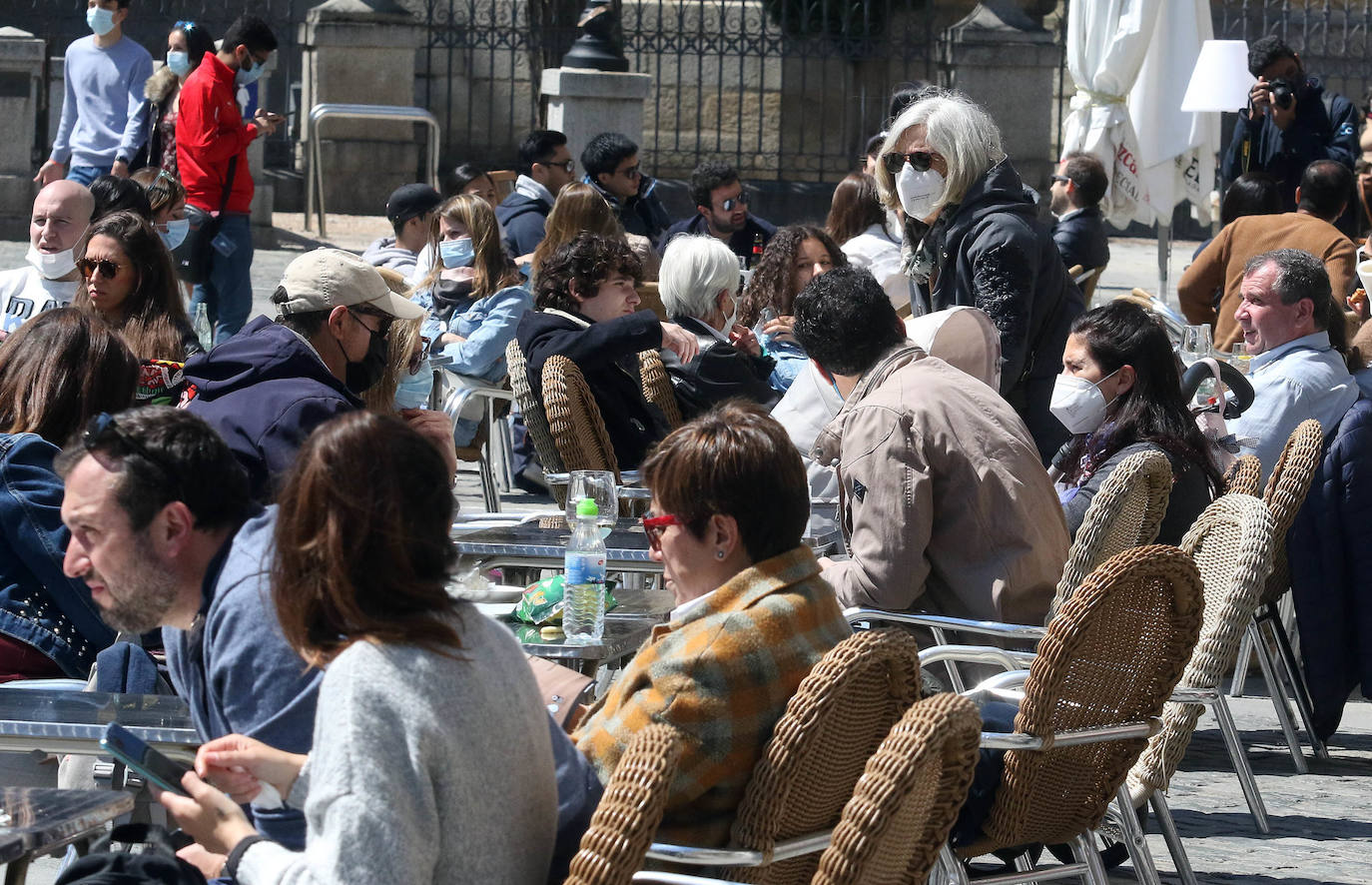 Ambiente y terraceo en el vermú del domingo en Segovia 