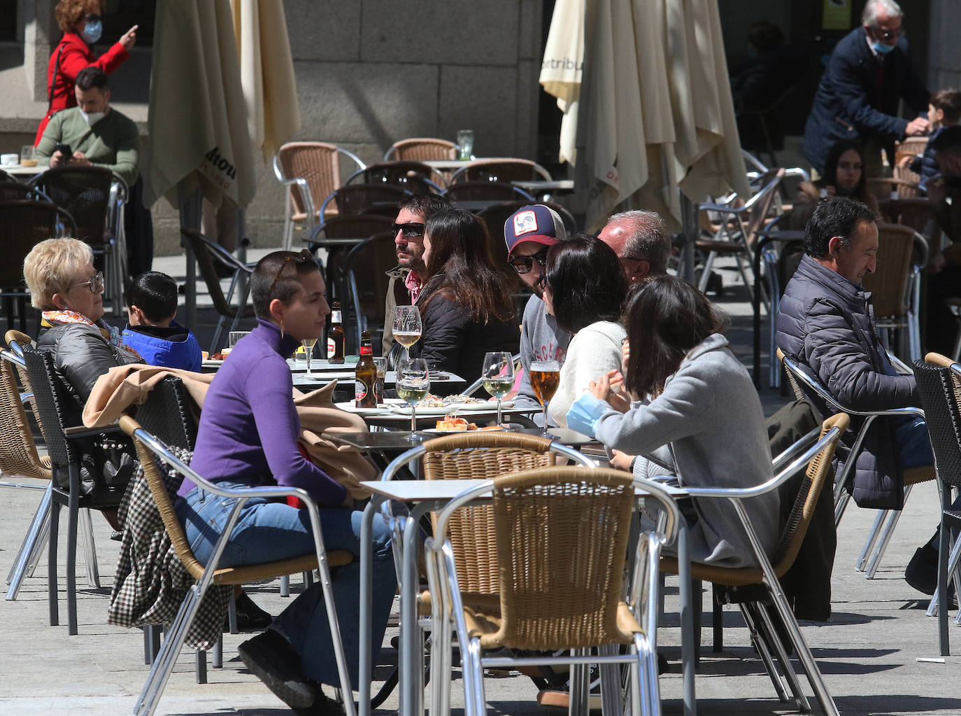 Ambiente y terraceo en el vermú del domingo en Segovia 