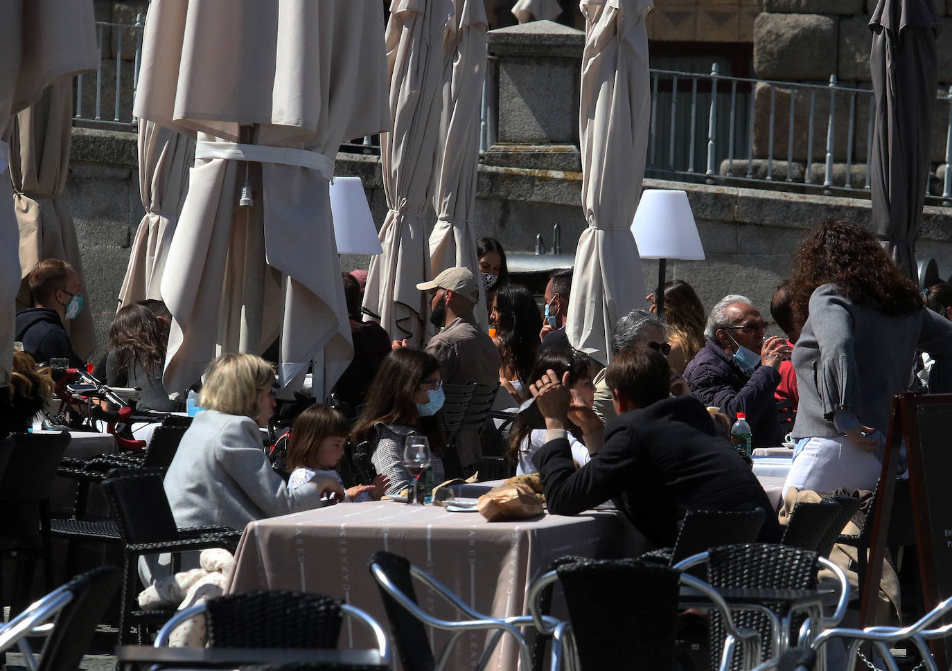 Ambiente y terraceo en el vermú del domingo en Segovia 