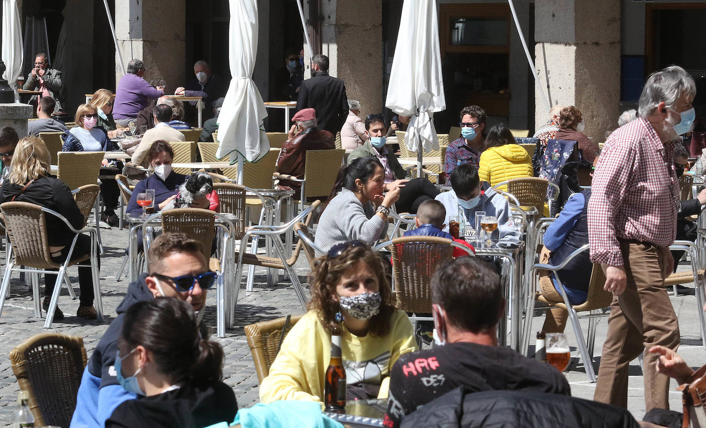 Ambiente y terraceo en el vermú del domingo en Segovia 