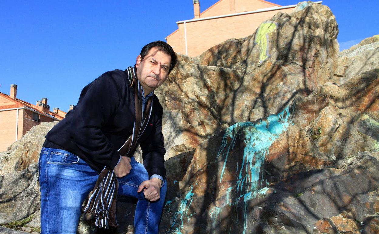 Andrés Díez denuncia unas pintadas en un ataque vandálico contra el patrimonio geológico en Segovia. 