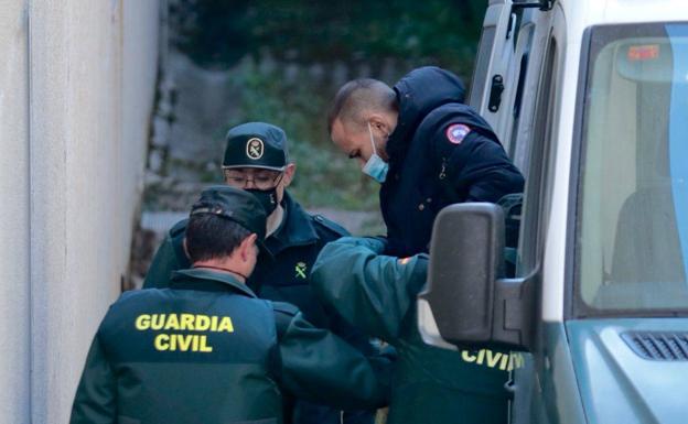 El detenido baja del furgón de la Guardia Civil para entrar en el Juzgado de Cervera. 