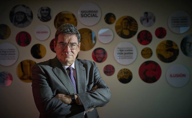 José Luis Escriva, con un panel de frases de su primer discurso como ministro en la pared.