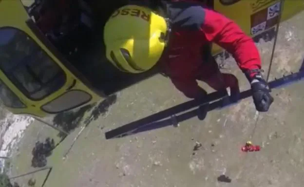 Vídeo: el rescate de un ciclista que se fracturó la tibia en Las Navas del Marqués