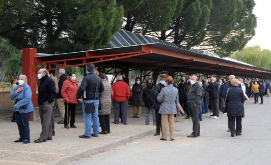 Los medinenses citados para ser vacunados esperan en la puerta del polideportivo municipal. 