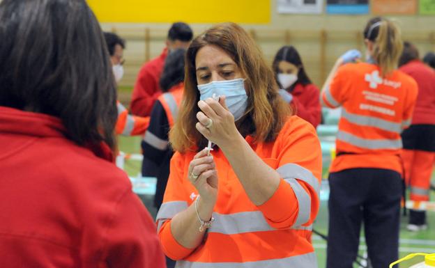 Así trabajan los enfermeros que vacunan a destajo en Valladolid