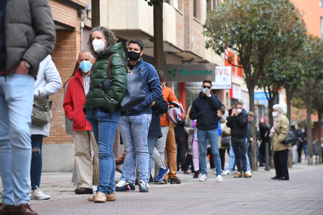 Colas para retirar una entrada para la feria taurina de San Pedro Regaldo en Valladolid.