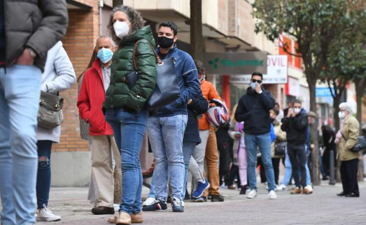 Largas colas para retirar entradas de la feria taurina de Valladolid, pese  a las dudas sobre su celebración | El Norte de Castilla