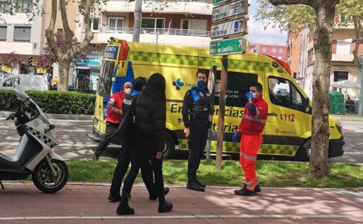 Los agentes acompañan a la joven a la ambulancia en el Paseo de Zorrilla.