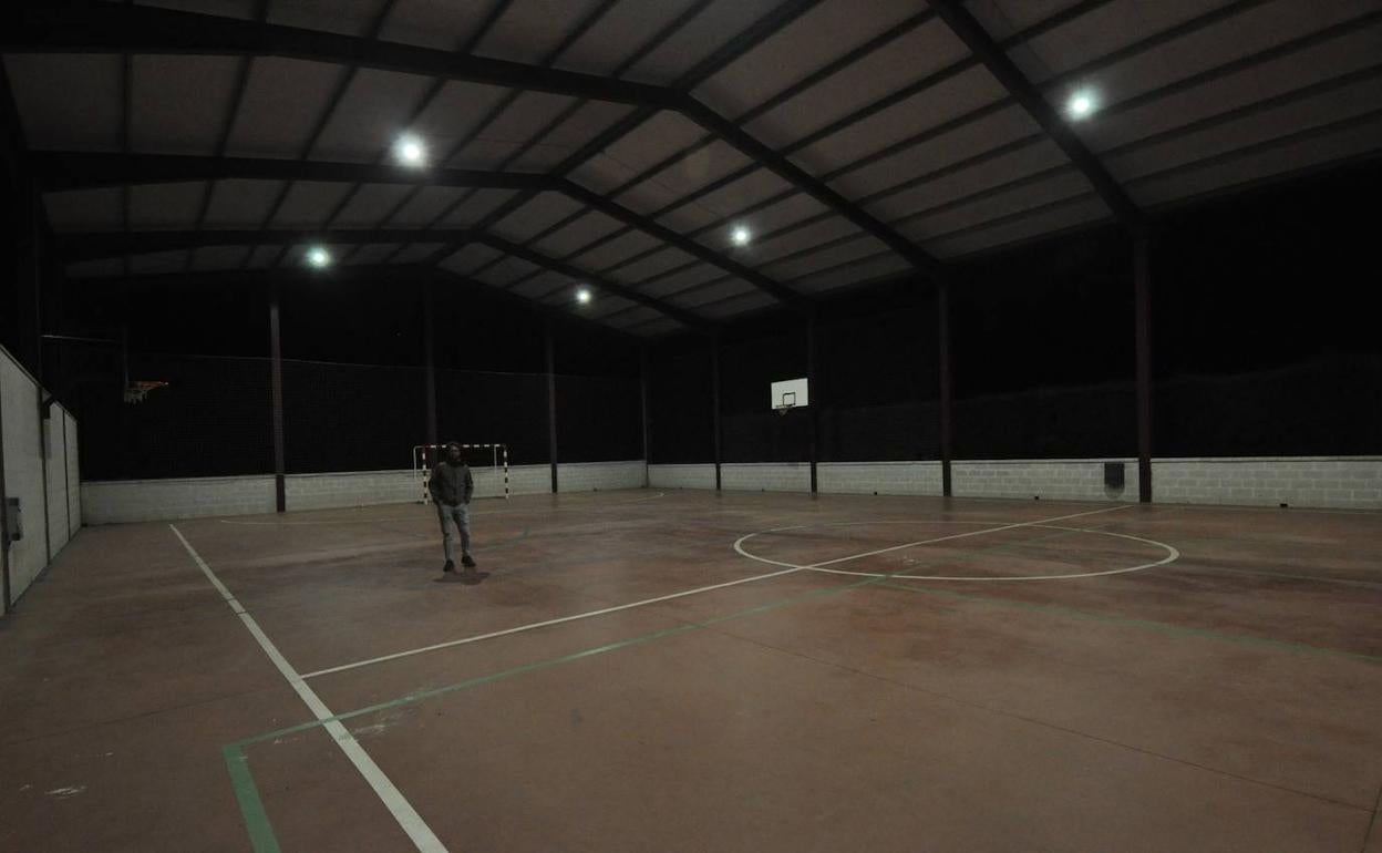 La pista cubierta de Carrascal de Barregas cuenta con nueva iluminación.