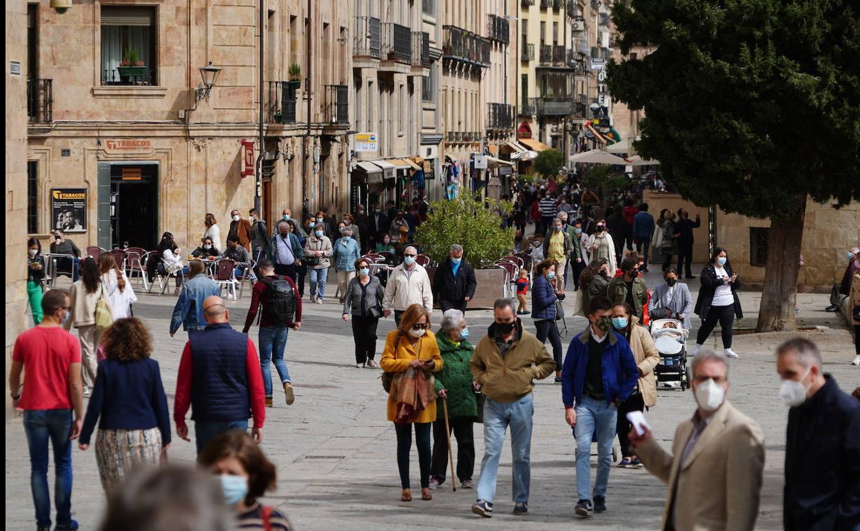 Numerosas personas en la plaza de Anaya.