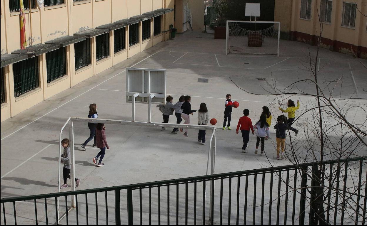 Un grupo de alumnos juega en el patio del colegio La Aneja, en Segovia. 