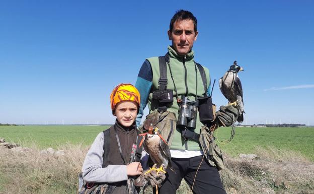 Marco y Juan Carlos con sus halcones.