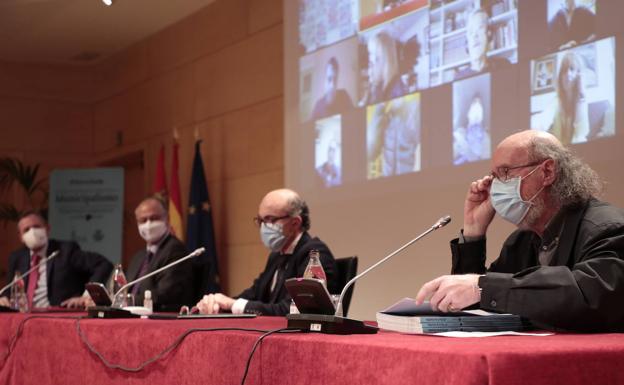 El etnógrafo Joaquín Diaz, durante su intervención, junto al director de El Norte, el presidente de las Cortes y el consejero de Cultura y Turismo.