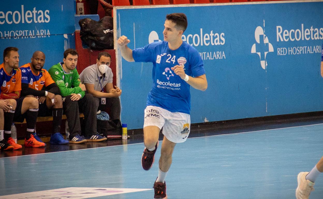 Jorge Serrano celebra uno de los siete goles que marcó ante el Benidorm. 