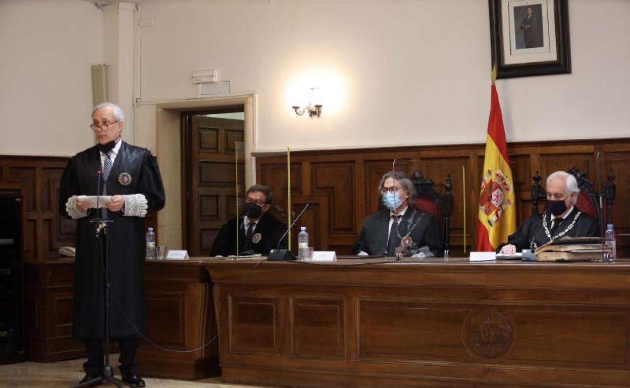 José Antonio Vega, durante su intervención en la toma de posesión en la Audiencia. 