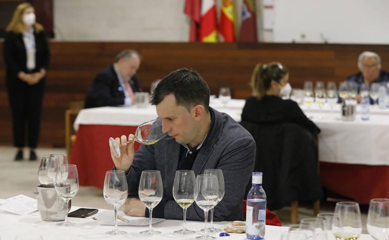 El sumiller burgales Diego González, durante las catas del VIII Premio Concurso Vino de Museo 2021, celebradas en Peñafiel. 