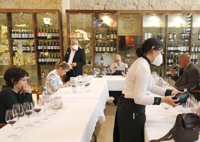 Imagen secundaria 1 - Varios momentos de las catas celebradas en el Museo Provincial del Vino de peñafiel. 