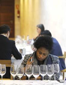 Imagen secundaria 2 - Varios momentos de las catas celebradas en el Museo Provincial del Vino de peñafiel. 
