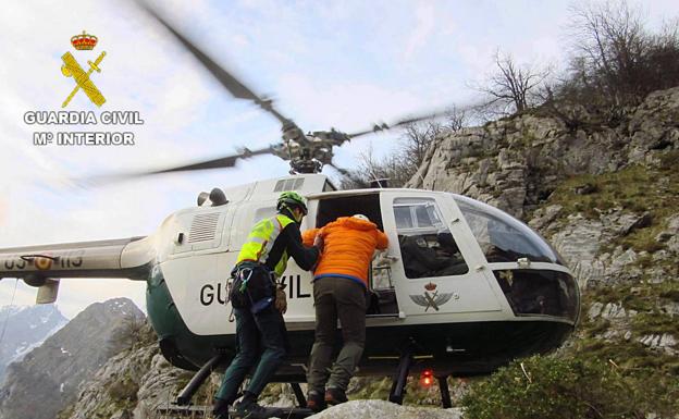 Momento del rescate de los montañeros enriscados.