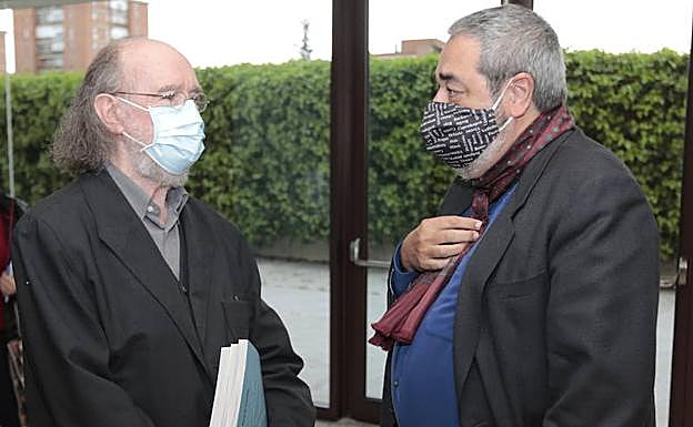 Joaquín Díaz conversa con el director de Relaciones Institucionales de El Norte de Castilla, Carlos Aganzo.