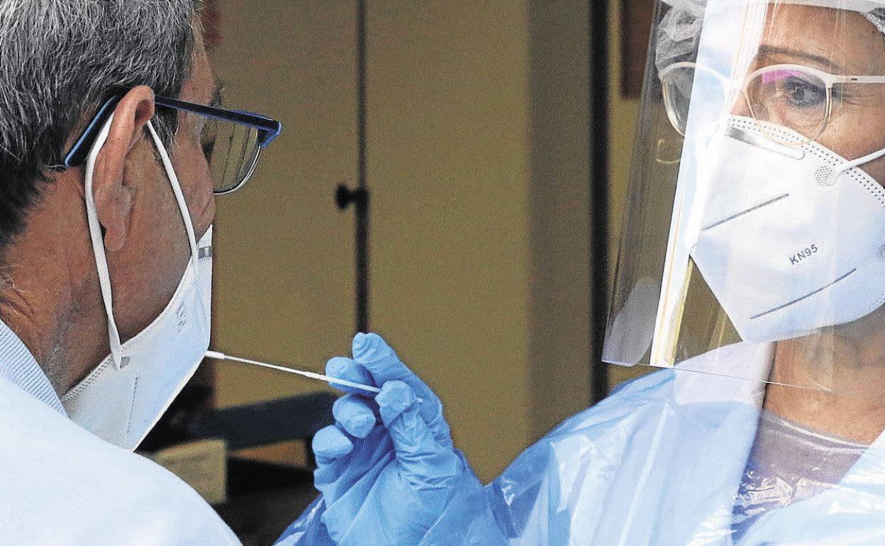 Realización de una PCR en el Hospital General de Segovia durante la pandemia. 