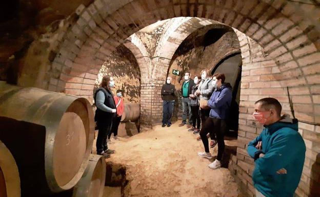 Visitantes en una bodega subterránea de la Ruta del Vino Cigales. 