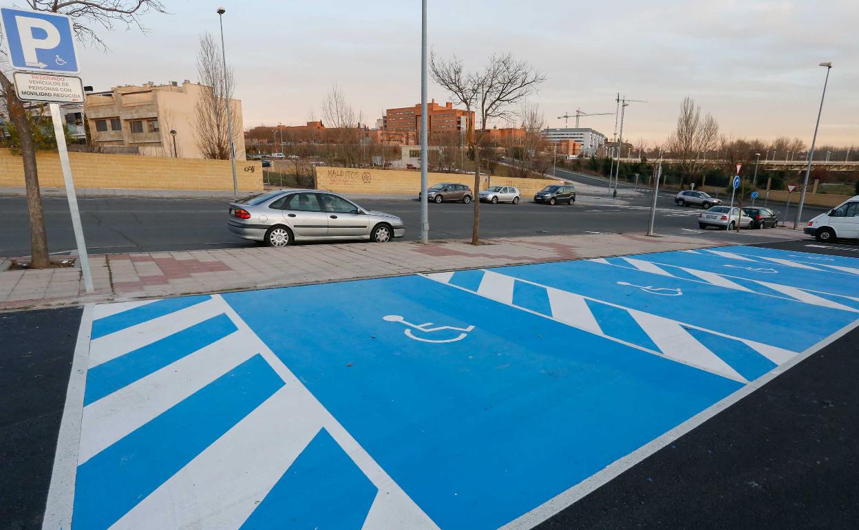 Aparcamiento para vehículos de personas con movilidad reducida 