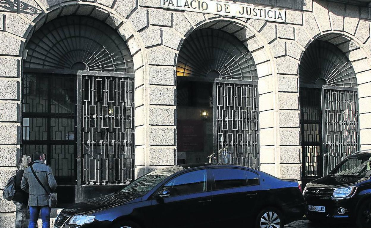 Imagen de la entrada del Palacio de Justicia de Segovia en la mañana de ayer. 