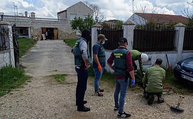 Tecnicos de Iberdrola y agentes examinan el enganche ilegal de electricidad.