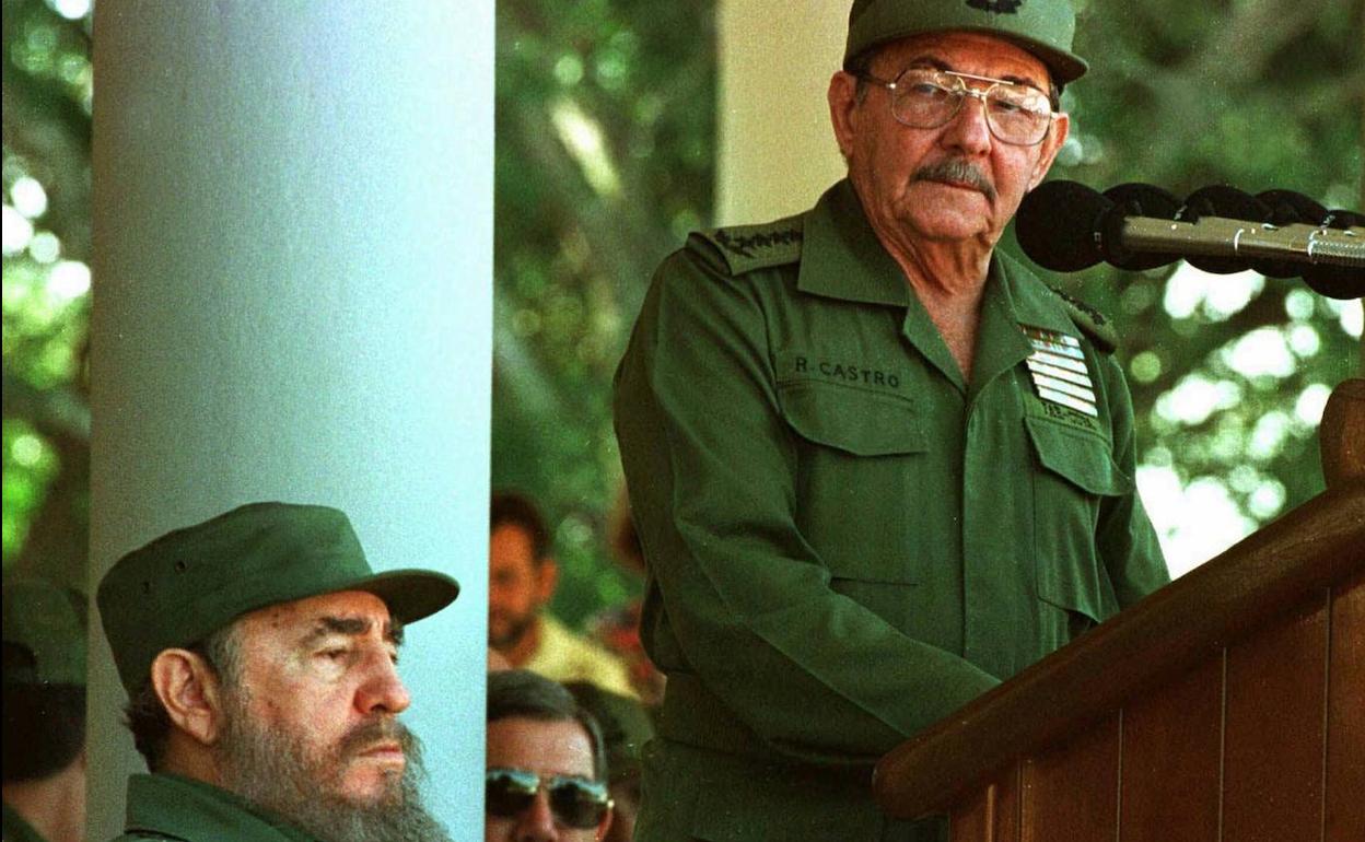 Raúl Castro interviene en un acto escuchado atentamente por su hermano Fidel.