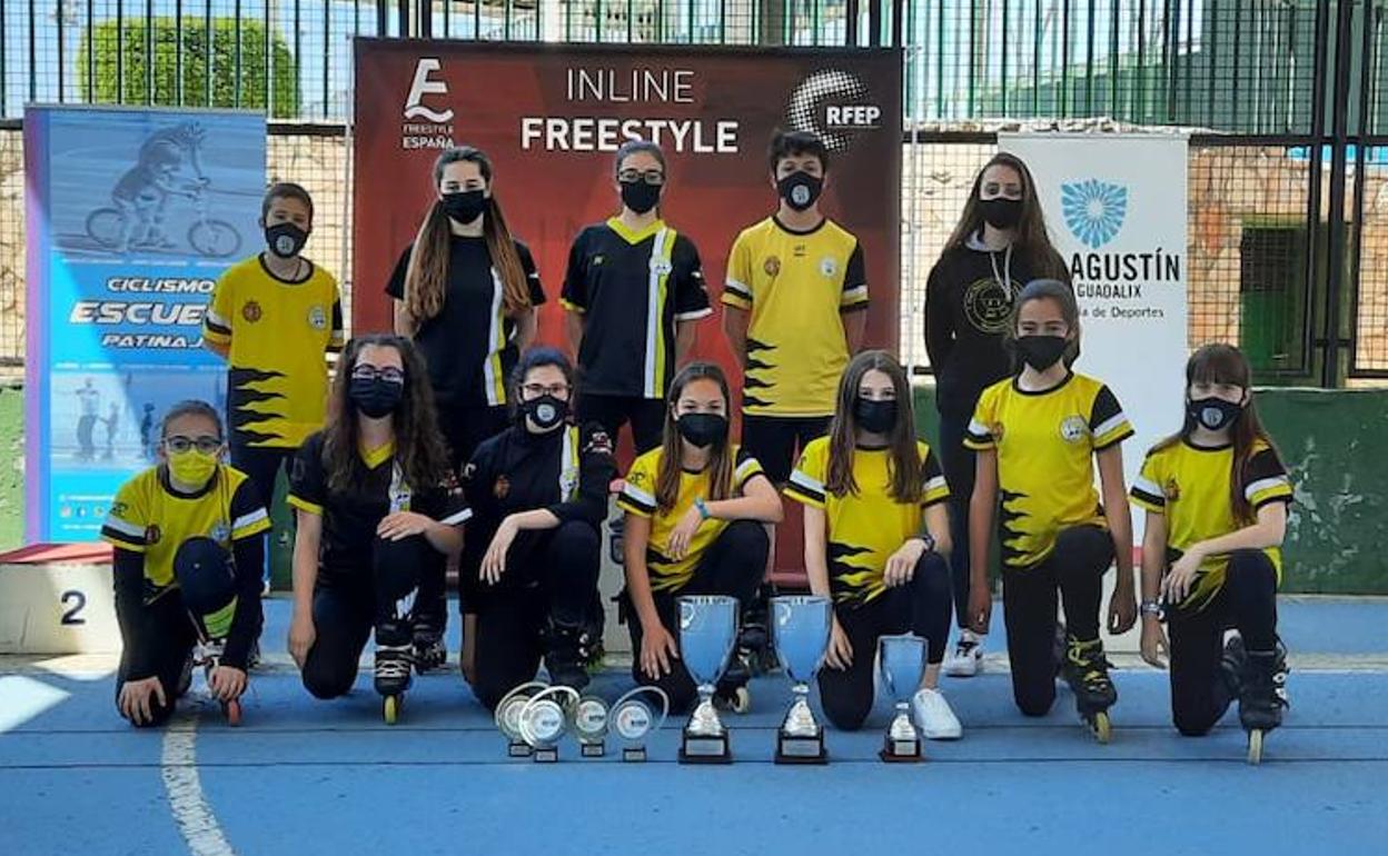 Integrantes del Rolling Lemons posan con los trofeos de campeón de la Segunda División Nacional del inline freestyle