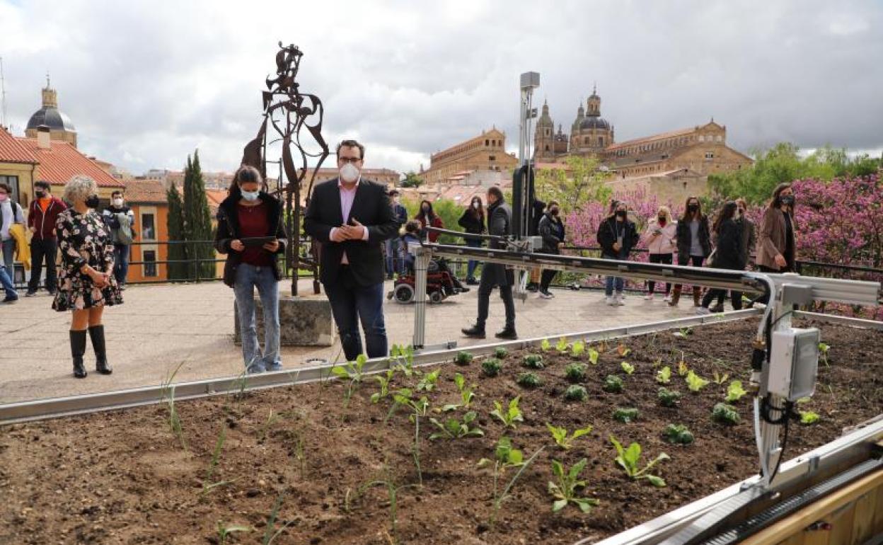 Un momento de la presentación del robot.