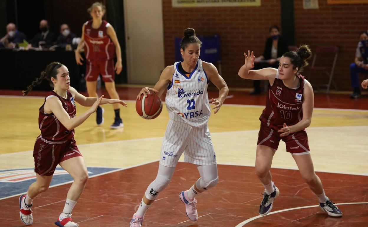 Nikolina Milic intenta avanzar con el balón durante el partido en Gernika.