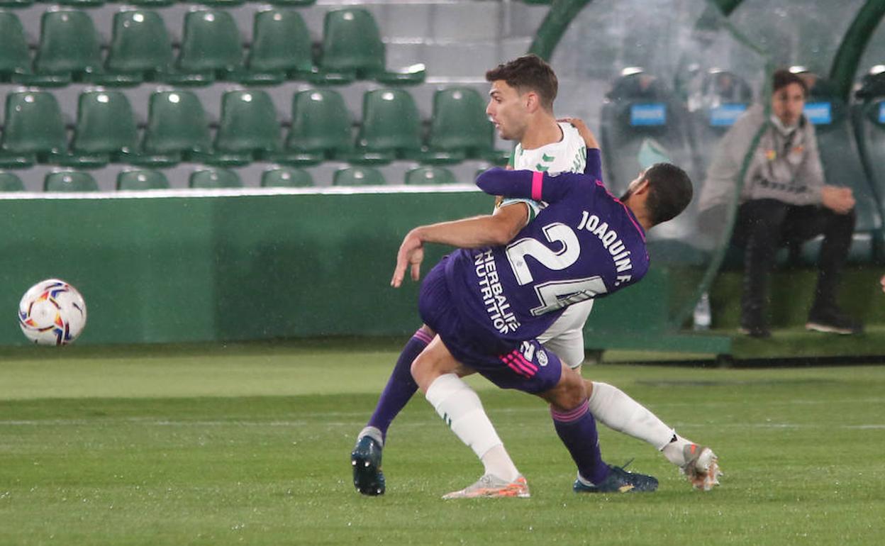 Joaquín y Boyé entrelazados en un paso de baile futbolísticos