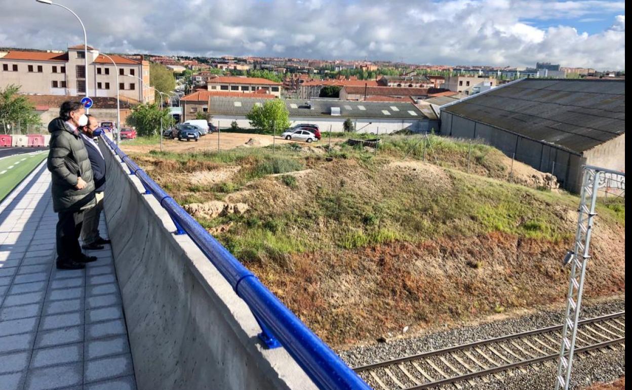 El alcalde observa la vía desde el paso elevado. 
