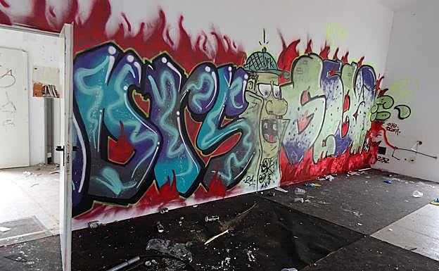 Imagen principal - Pintadas en el comedor. Debajo, daños en los aseos y destrozos en una de las ecoterrazas.