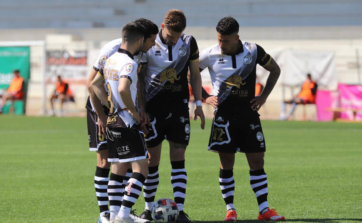 Cris Montes, Nespral, Mandi Sosa y Manu Viana charlan antes de lanzar una falta ante el Valladolid Promesas.