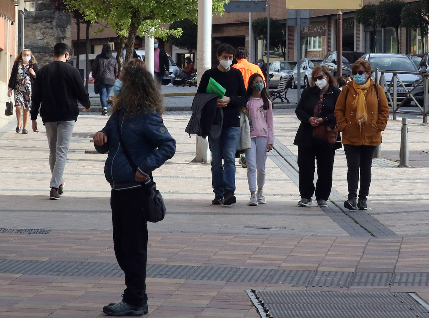 Varias personas pasean por una calle de Segovia capital.